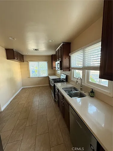 700 W Glenoaks Blvd Photo 1