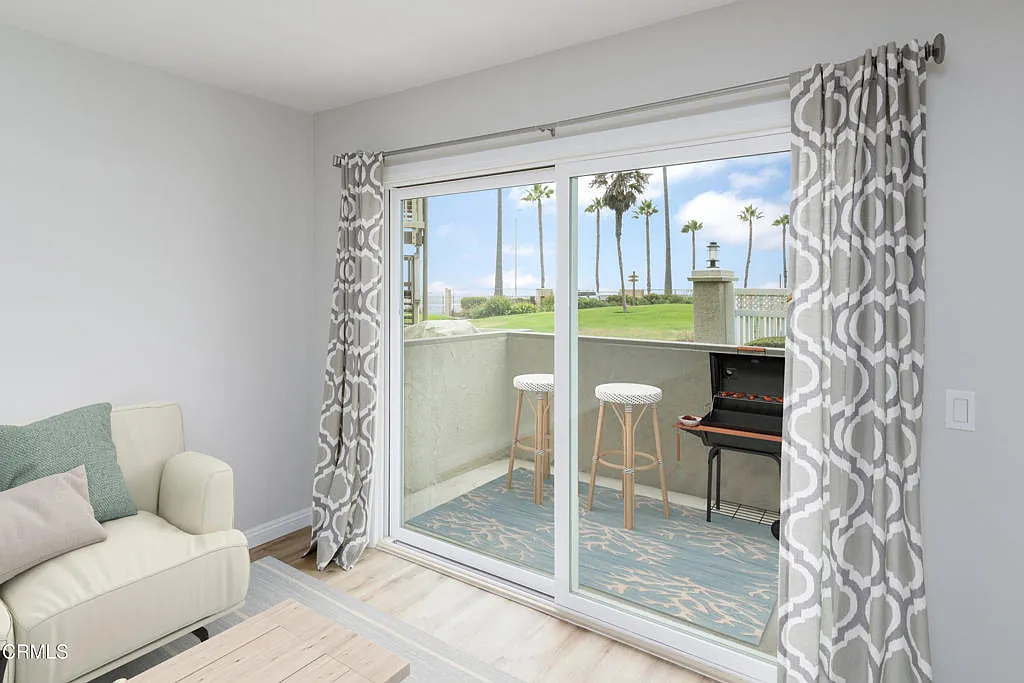 3 bed, 2.0 bath, 968 sqft, $3,250 — Photo 4