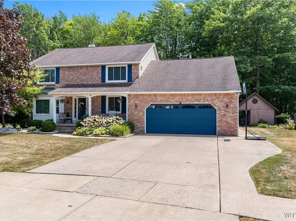 5586 Coachmans Ln, Hamburg, NY 14075