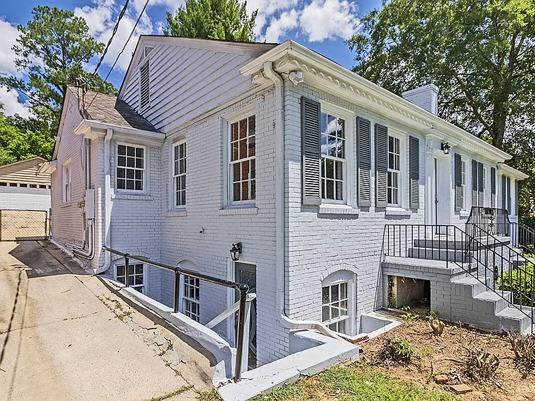879 Nottingham Dr — Photo 2