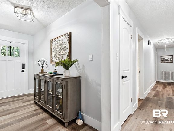 3rd image of 109 Marc Cir