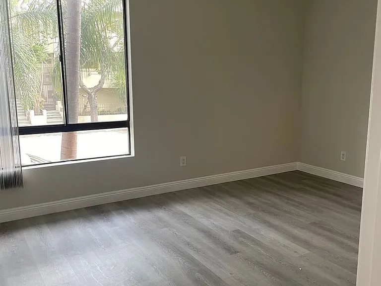 Hawthorne Regency Apartments — Photo 15