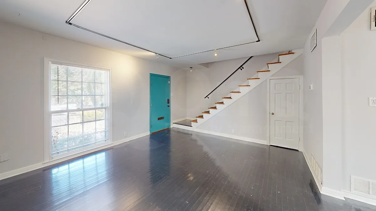 2 bed, 1.0 bath, 1100 sqft, $1,899 — Photo 3