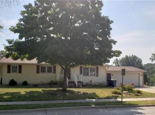 1200 Hazel St, Pella, IA 50219