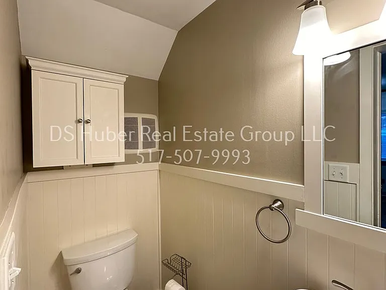 1027 Climax St — Photo 10