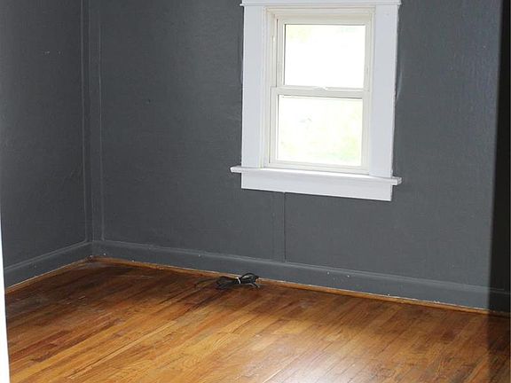 4th image of 2550 Hood Ave