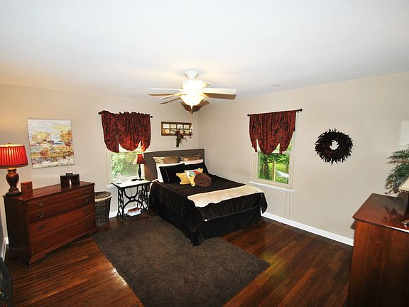 Master Bedroom 15'x13'