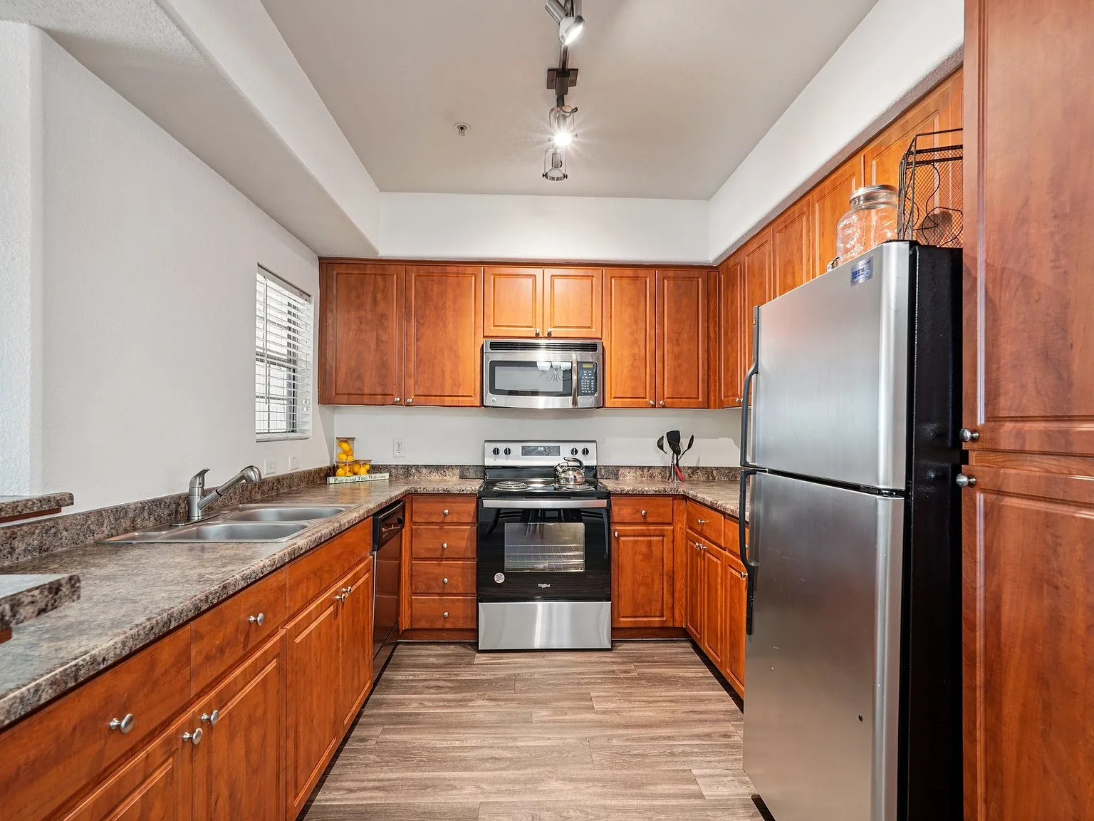 Del Mar Apartments — Photo 3
