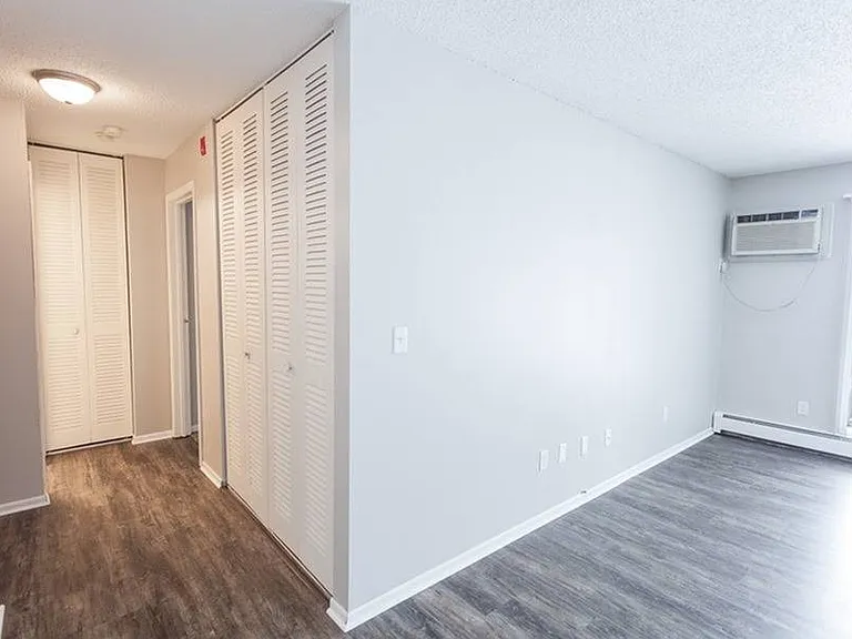 Reno LR hallway