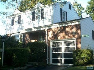 122 Rector Ct, Bergenfield, NJ 07621