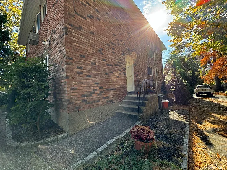 14 Cornwall Ln — Photo 2