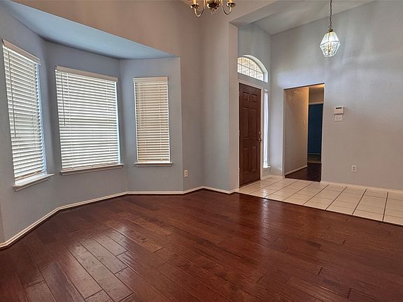 4th image of 5308 Highlands Dr