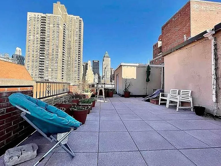 538 W 50th St #3B — Photo 13