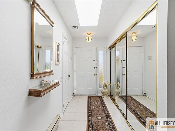 3rd image of 853 Ardmore Rd