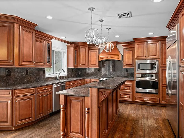 745 Iris Ct — Photo 10