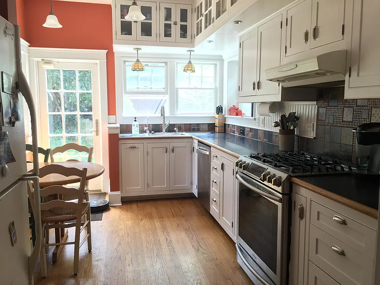 1055 Lincoln Ave — Photo 2