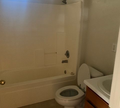 5th image of 811 Linden St