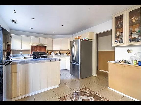 3rd image of 1104 N Manzanita St