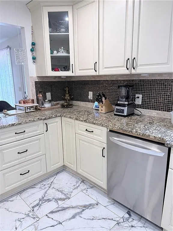 3 bed, 2.0 bath, 1822 sqft, $2,400 — Photo 2