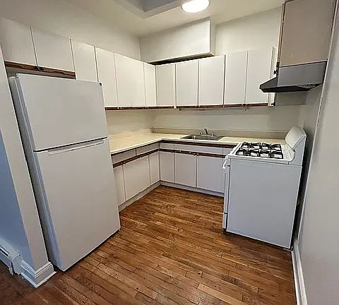 2nd image of 445 17th St APT 3