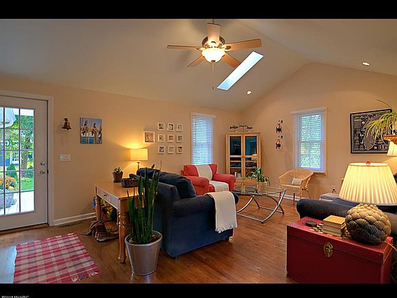 4th image of 215 E Mechanic St