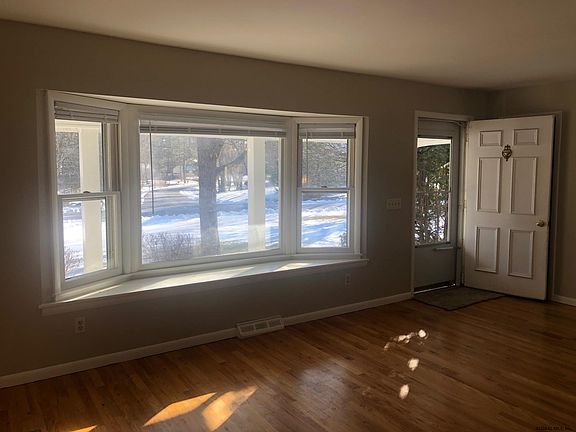 4th image of 23 Northwood Dr