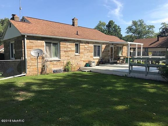 3rd image of 211 Bidwell St W
