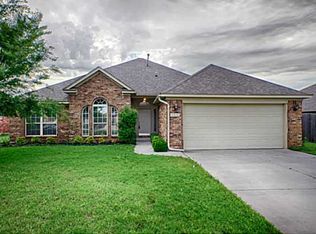 2916 Christina Ct, Moore, OK 73160