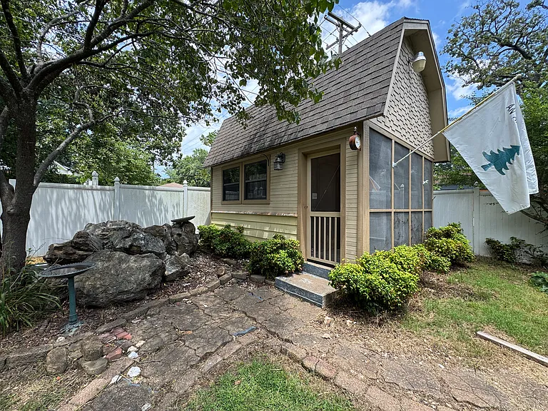 425 E Seneca St — Photo 100