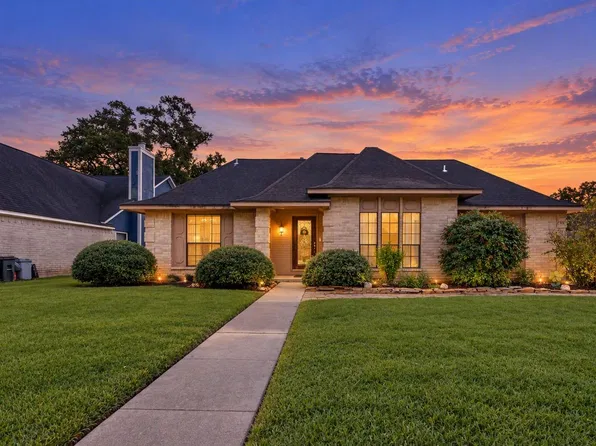 112 Raintree Ln, Lake Jackson, TX 77566