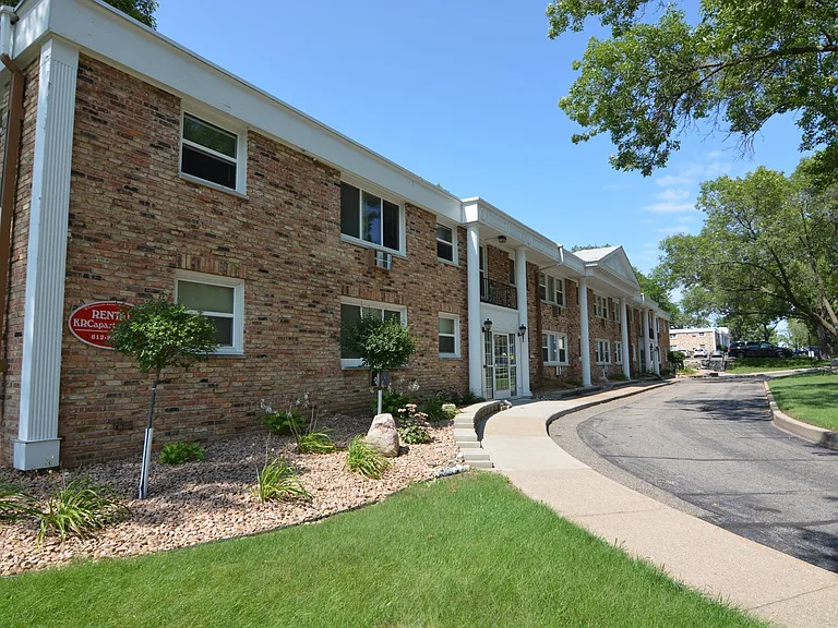 Queen Terrace Apartments — Photo 6