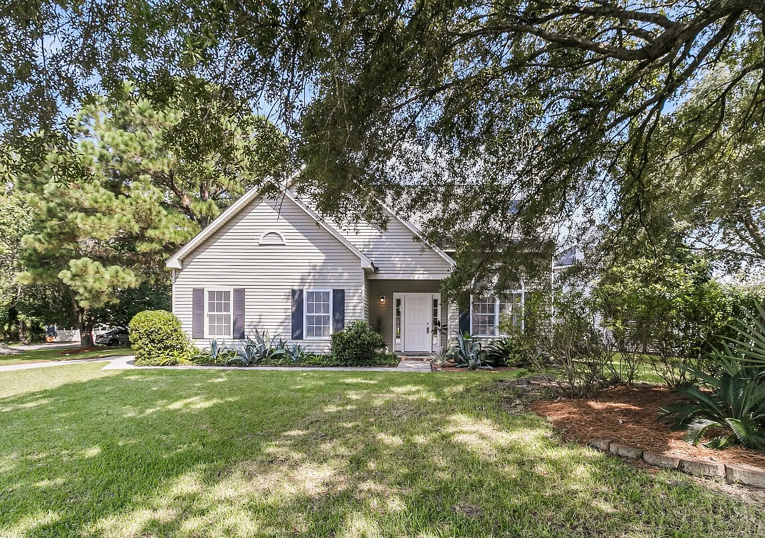 Updated 3 Bedroom Home with Water Views In Mount Pleasant — Photo 2