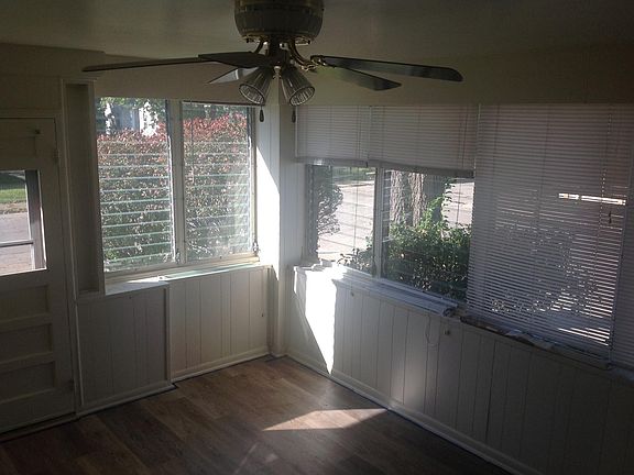 This entryway is one of two bonus rooms if used as a one-bed