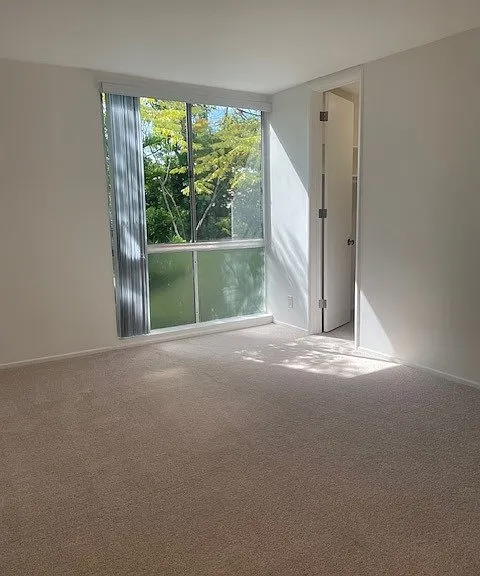 125 N Barrington Ave — Photo 16