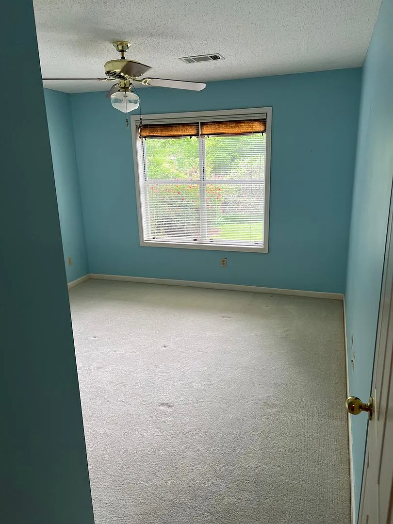 Nice 3 Bedroom 2 Bath Available Now! Schedule your Showing and Apply Today! — Photo 3