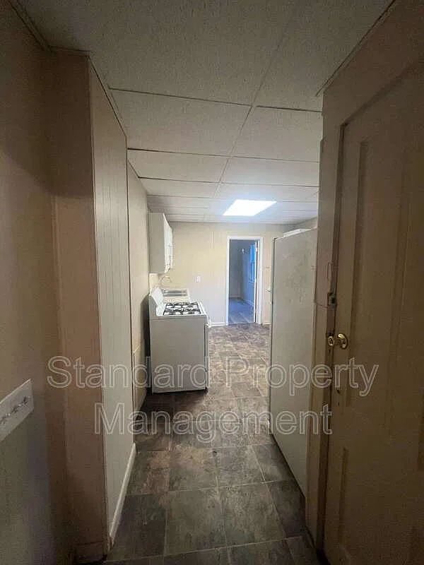 3 bed, 1.0 bath, $1,200 — Photo 3