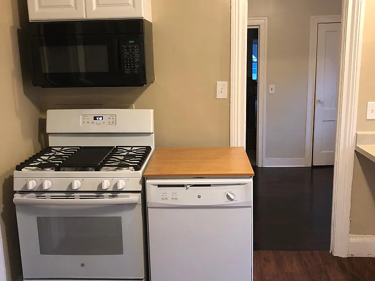 202 Cottage St #UPSTAIRS — Photo 5