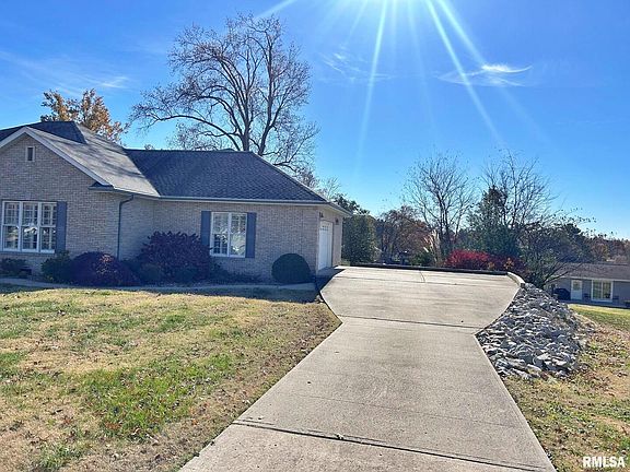 5th image of 8 Dogwood Pl