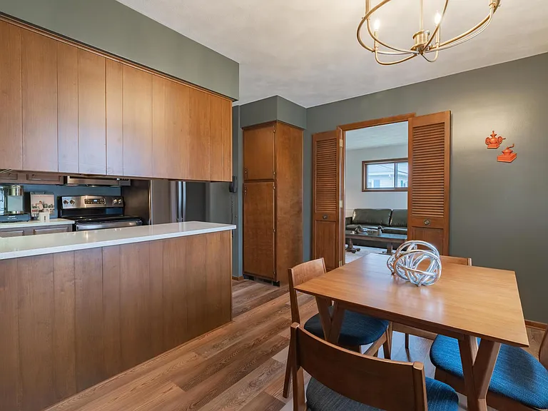 715 Leeson Ave — Photo 6