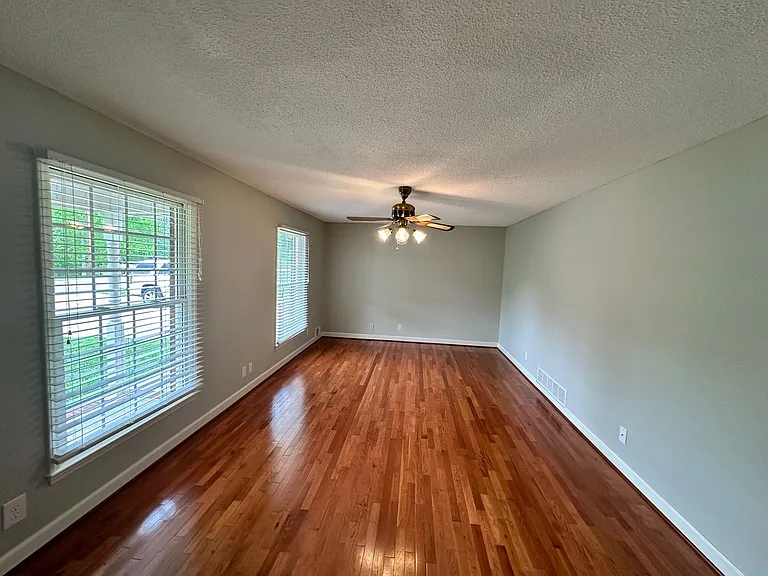 204 N Oak Grove Ext — Photo 4