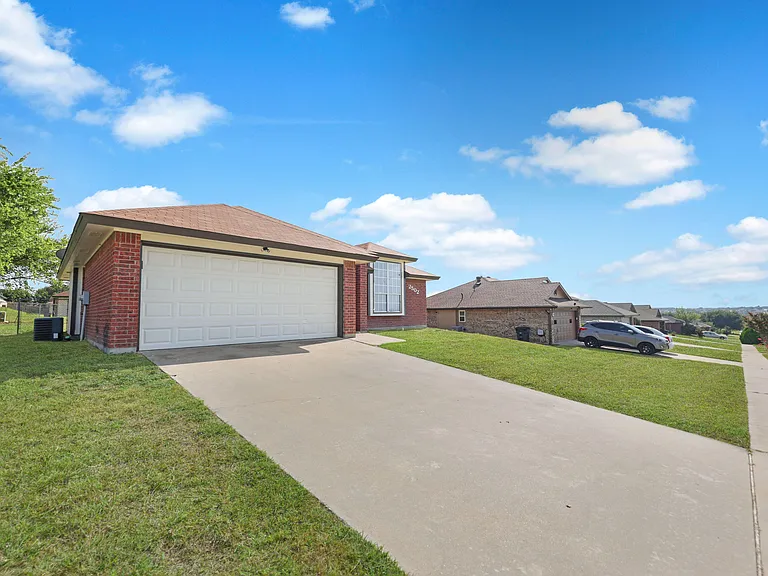 2502 Eastwood Dr — Photo 2