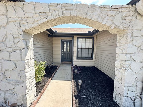 3rd image of 2512 Greenbriar Dr