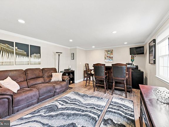 5th image of 337 Middle Holland Rd