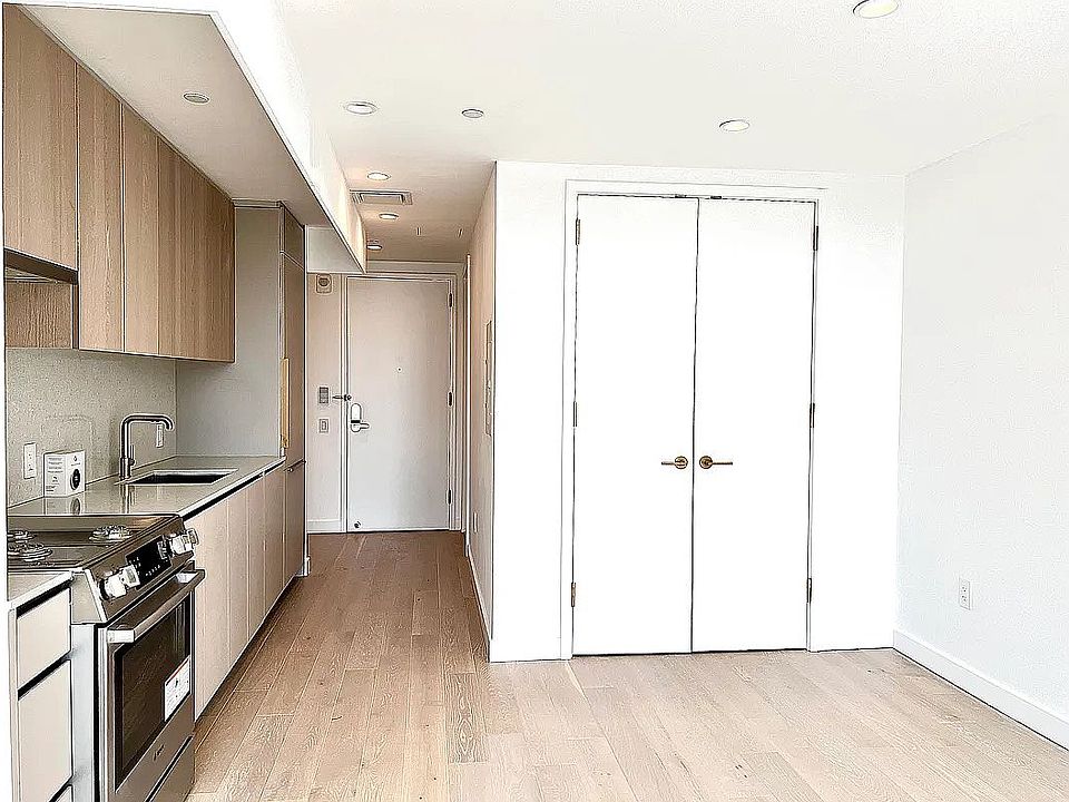 1st image of 3 Court Sq APT 525