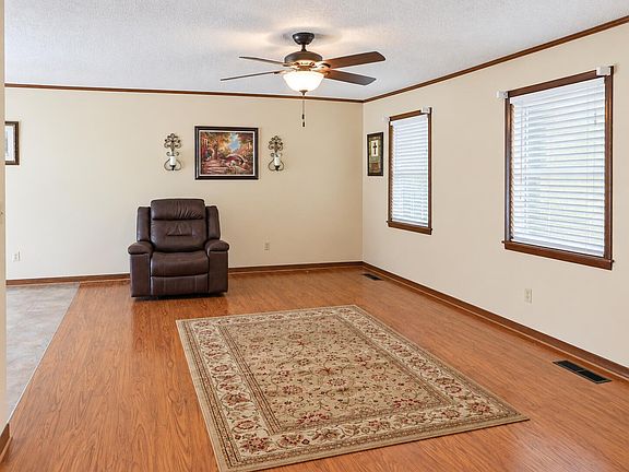 5th image of 700 Crestwood Dr