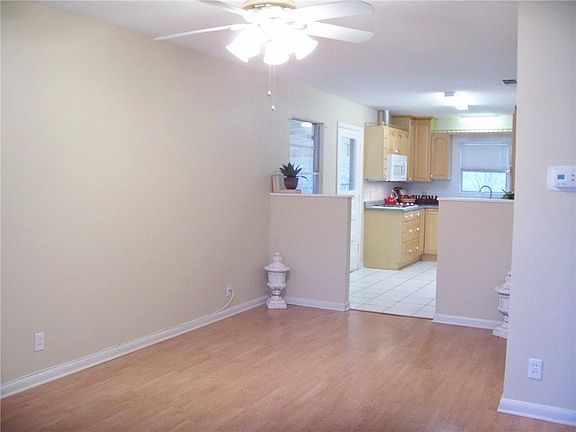 4th image of 2421 Putnam St