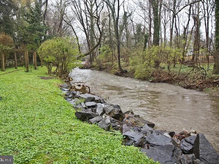 E Fariston Dr — Photo 30