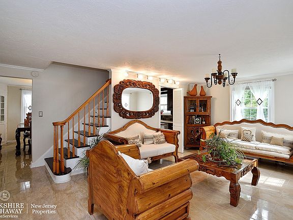 3rd image of 13 Glenview Dr