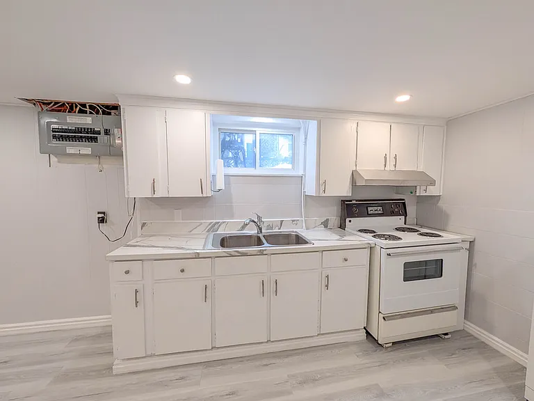 127 Westwood Cres #2 — Photo 7