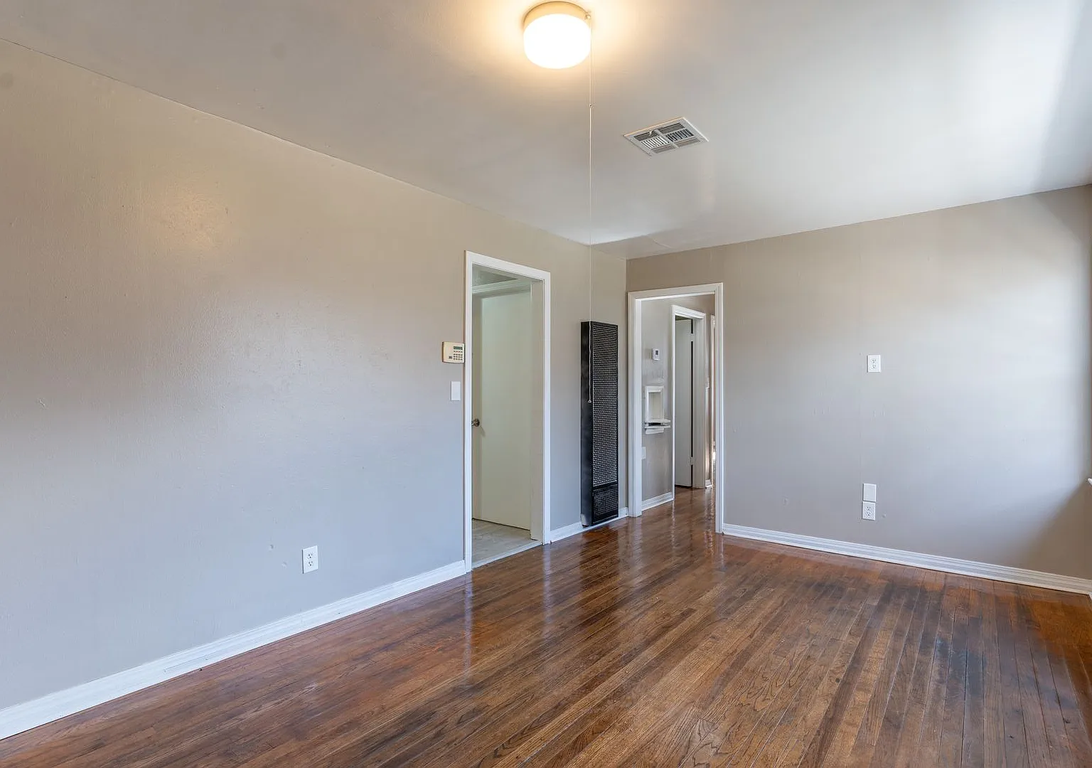 Introducing a charming 4-bedroom, 1-bathroom home nestled in the heart of Midwest City — Photo 2